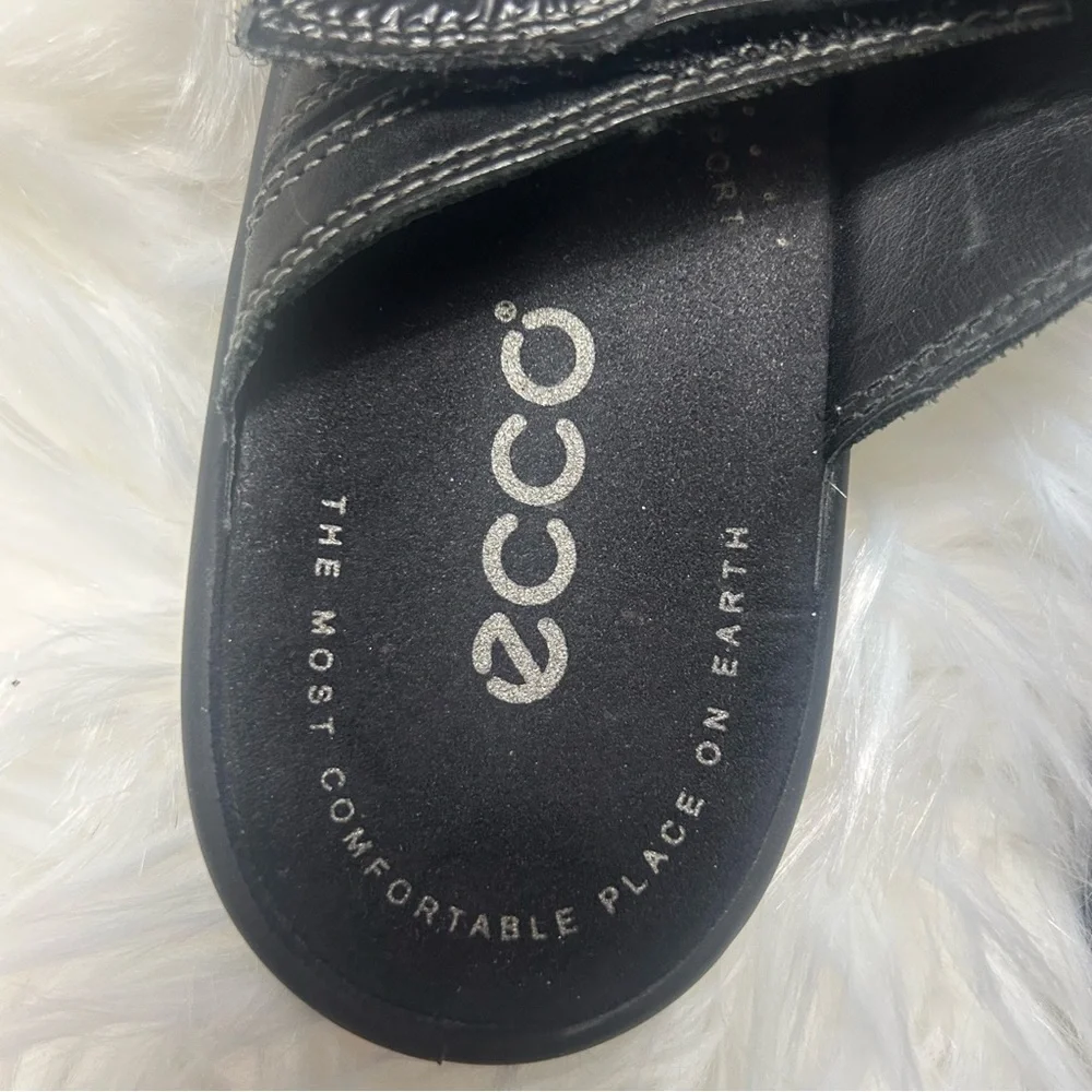 Size 6.5 Black ecco Sandals E2